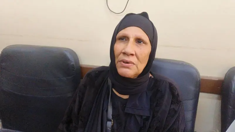 سيدة تعفو عن قاتل ابنها وتحضتن القاتل داخل محكمة المنصورة