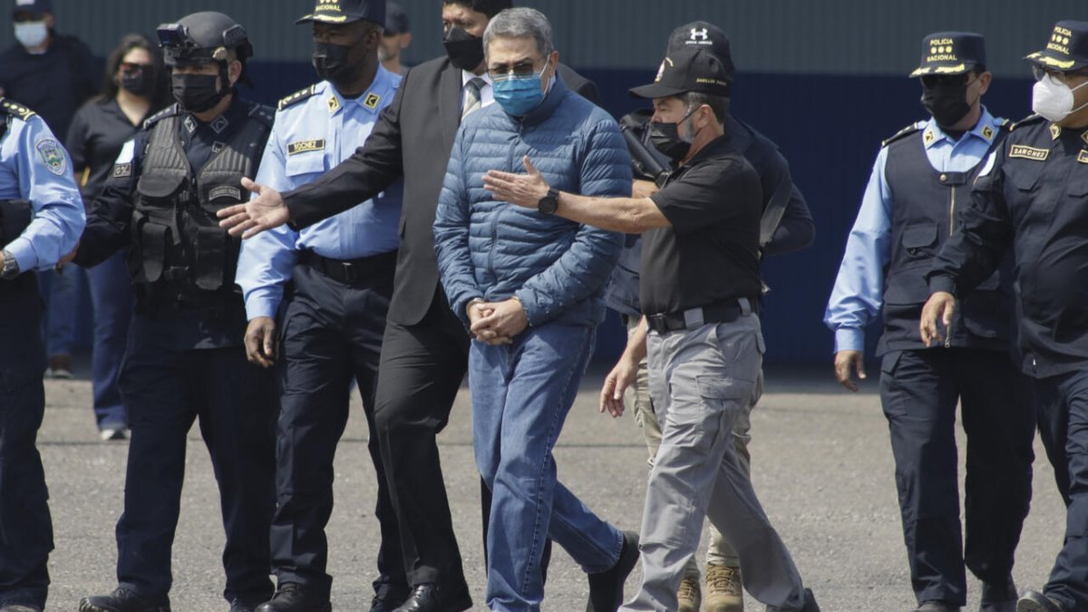 عفو ترامب يعيد الرئيس الهندوراسي السابق خوان أورلاندو هيرنانديز إلى وطنه