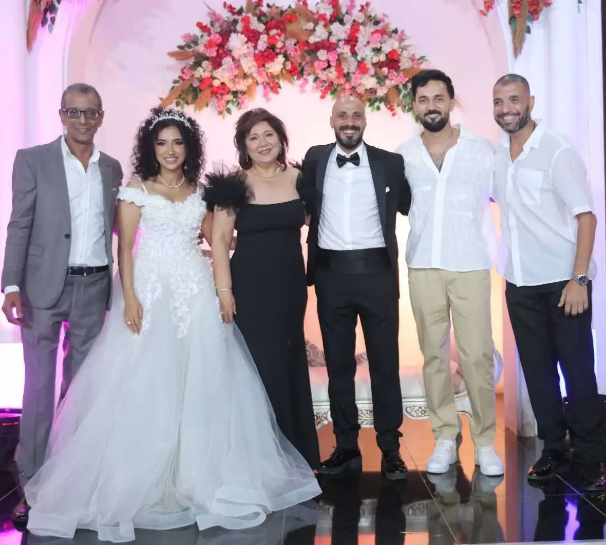 إطلاة مميزة للفنانة فاطمة عادل في حفل زفافها