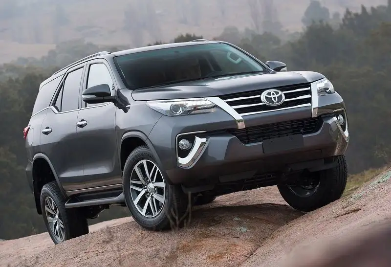 بفارق 50 ألف جنيه.. تشتري تويوتا فورتشنر 2025 أم كيا سورينتو 2023