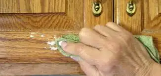 بدون أي تعب.. خطة ذكية! لإزالة الدهون العالقة بخشب المطبخ