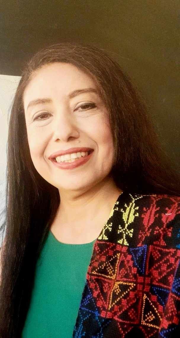 الفنانة وفاء ياديس تتبرع بثمن ثلاث لوحات لمساندة طلبة فلسطينيين فى مصر