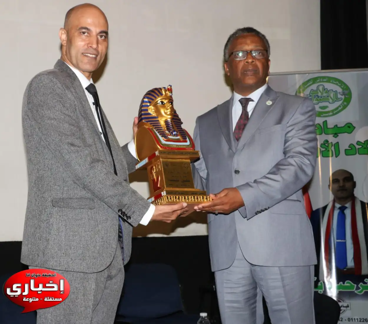 ملتقى القادة والمبدعين العرب الدولى يكرم الوزير الدكتور علي قلمه وزير السياحة والآثار الليبي