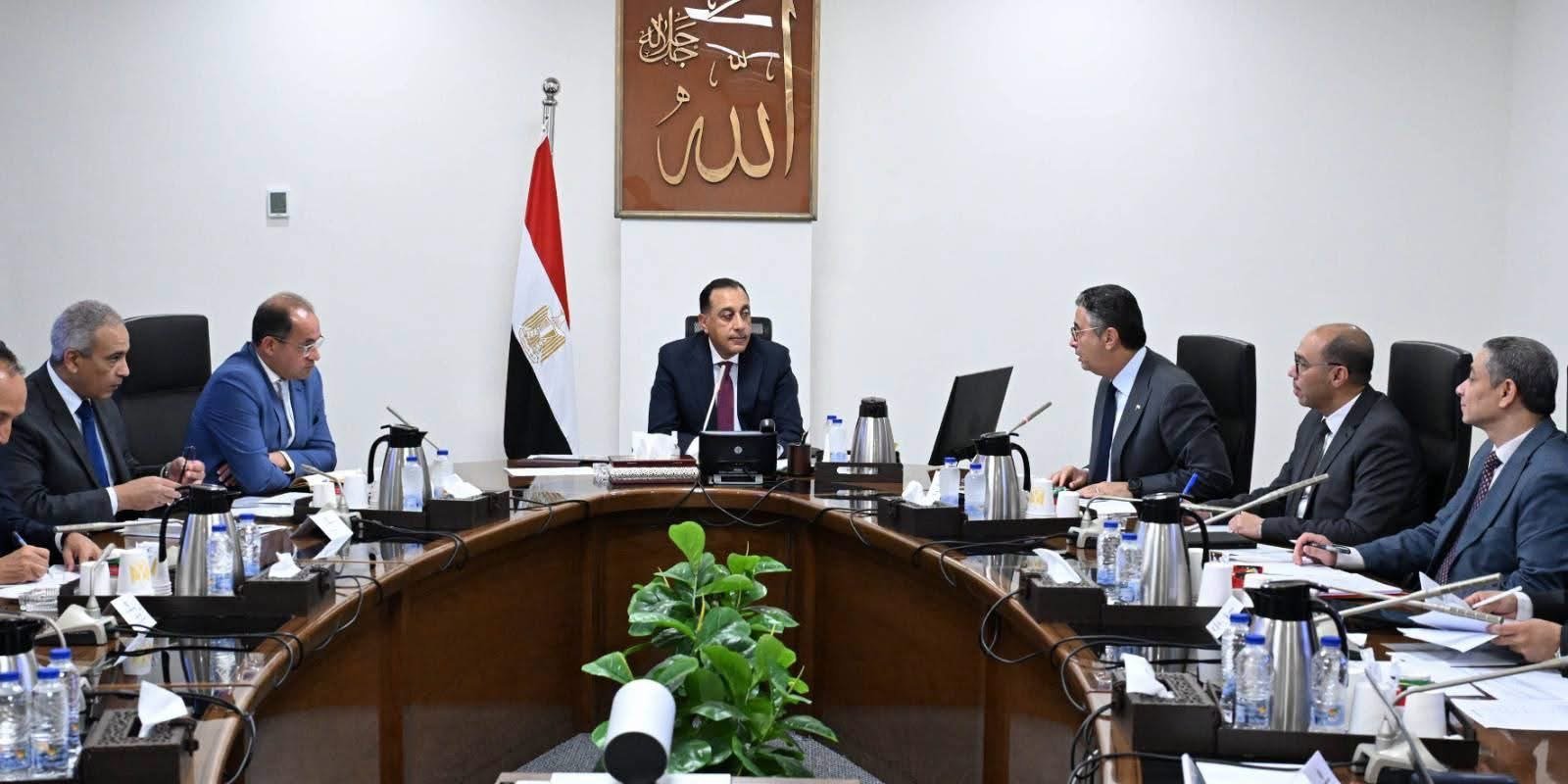 رئيس الوزراء يستعرض الإجراءات التنفيذية لفض التشابكات المالية بين "المالية" وهيئة السلع التموينية