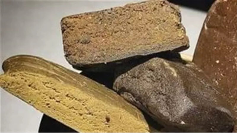 في غفلة من أهله .. رضيع يبتلع قطعة حشيش