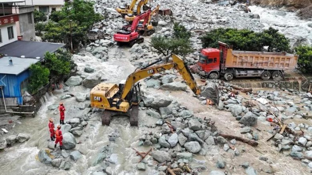 Venezuela Rocked by Two Powerful Earthquakes in One Minute, Caracas Sees Collapses