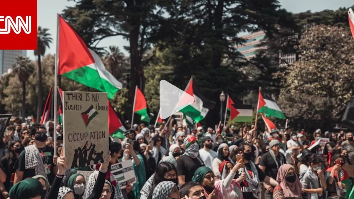 عميد جامعة أمريكية ينتزع علماً فلسطينياً من طالبة بحفل تخرج يثير الغضب