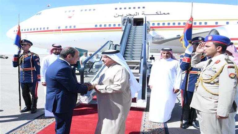 السيسي يودع ملك البحرين بمطار العلمين