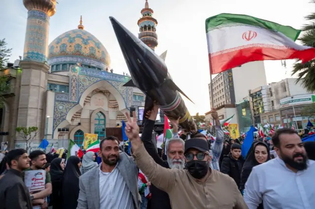 أمريكا تشن "أكبر هجوم مالي" على إيران
