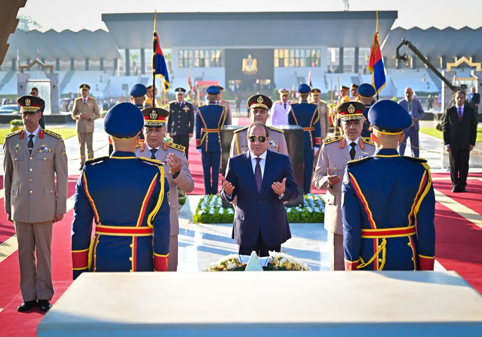 الرئيس السيسى يضع إكليل من الزهور على النصب التذكاري لشهداء القوات المسلحة
