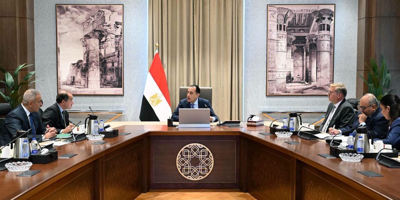 رئيس الوزراء يتابع عدداً من ملفات العمل المشترك بين وزارتي المالية والبترول لتعزيز أمن الطاقة واستدامة الاستقرار المالي