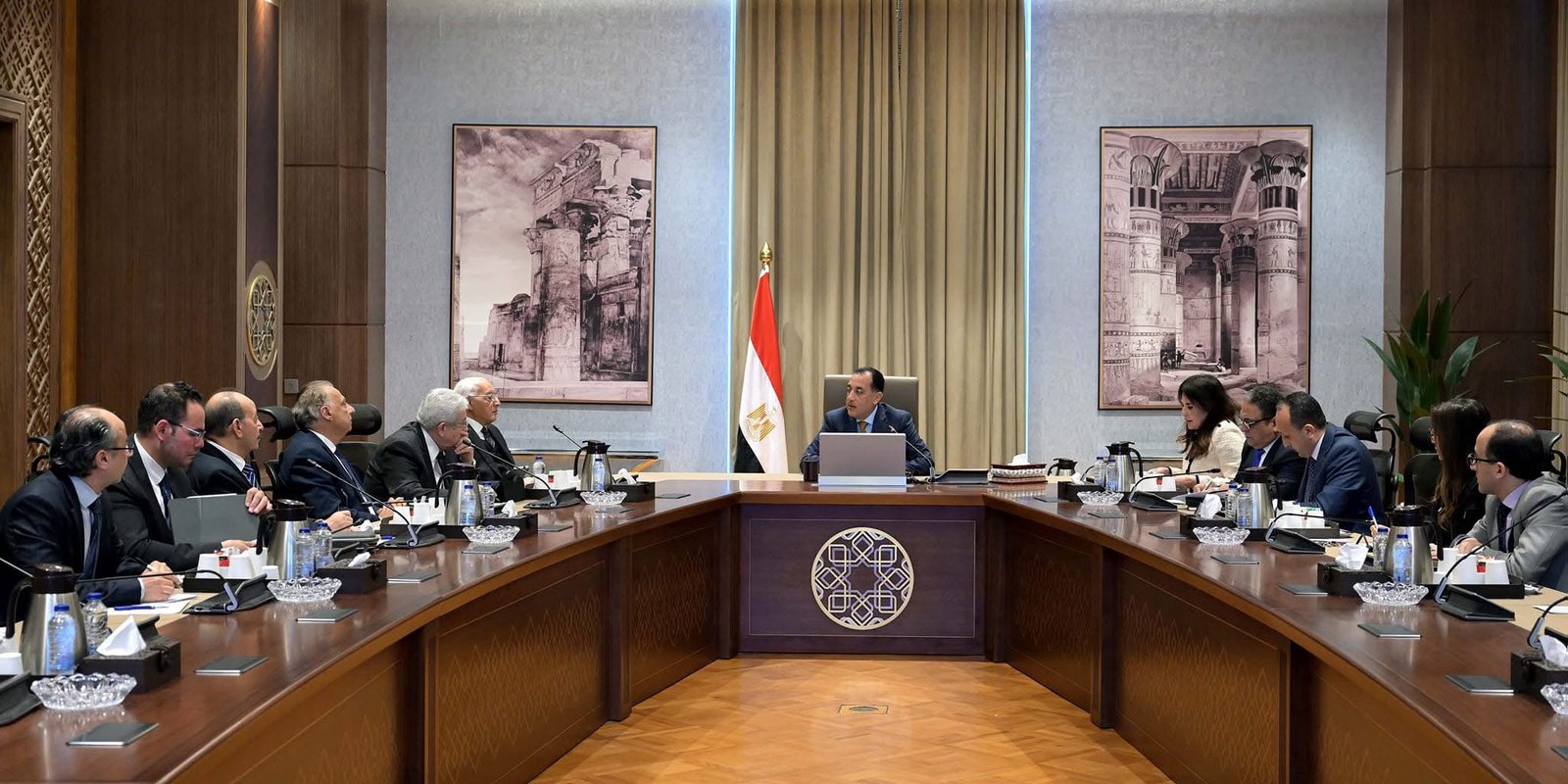 رئيس الوزراء يلتقي أعضاء لجنة الشئون السياسية