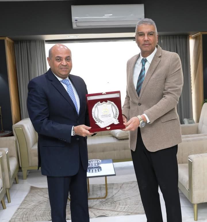 محافظ أسوان يكرم وكيل التعليم السابق ويستقبل الجديد