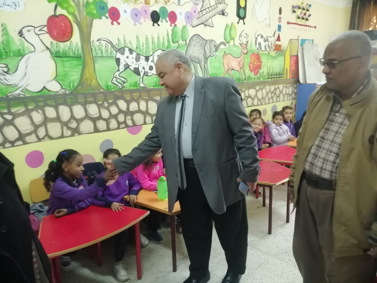 الدكتور صفوت جارح  يتابع انضباط المدارس في أول يوم دراسة بالتيرم  الثانى