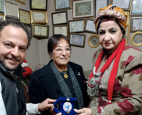 الدكتورة رضا سنوسى مع الفنانة الكبيرة سميرة عبد العزيز