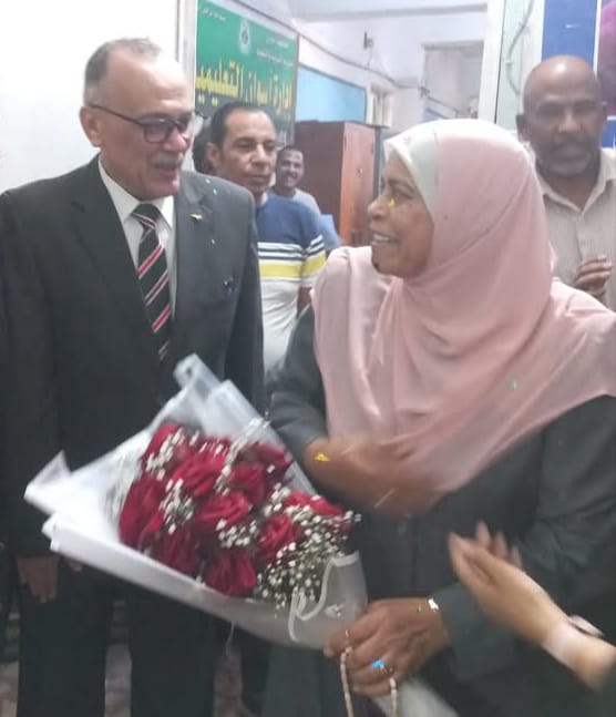 تعليم أسوان يحتفل ويحتفى بعيد ميلاد " غنية " الـ 60