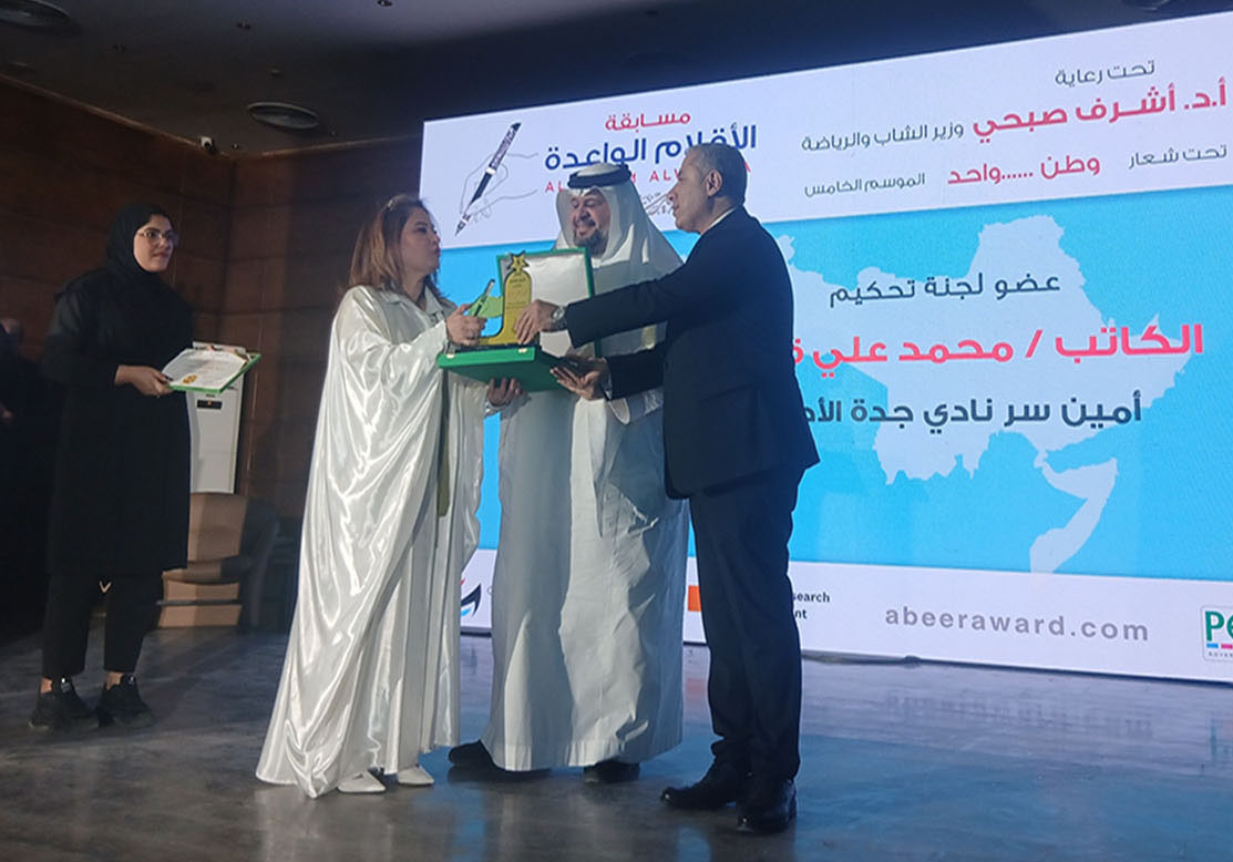 د خالد مسعد وكيل أول وزارة الشباب والرياضة نائبا عن وزير الشباب والرياضة يكرم الأقلام الواعدة