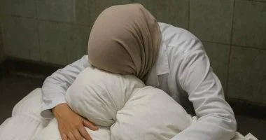طبيبة فلسطينية تودع ابنائها التسعة بعد استشهادهم في غزة