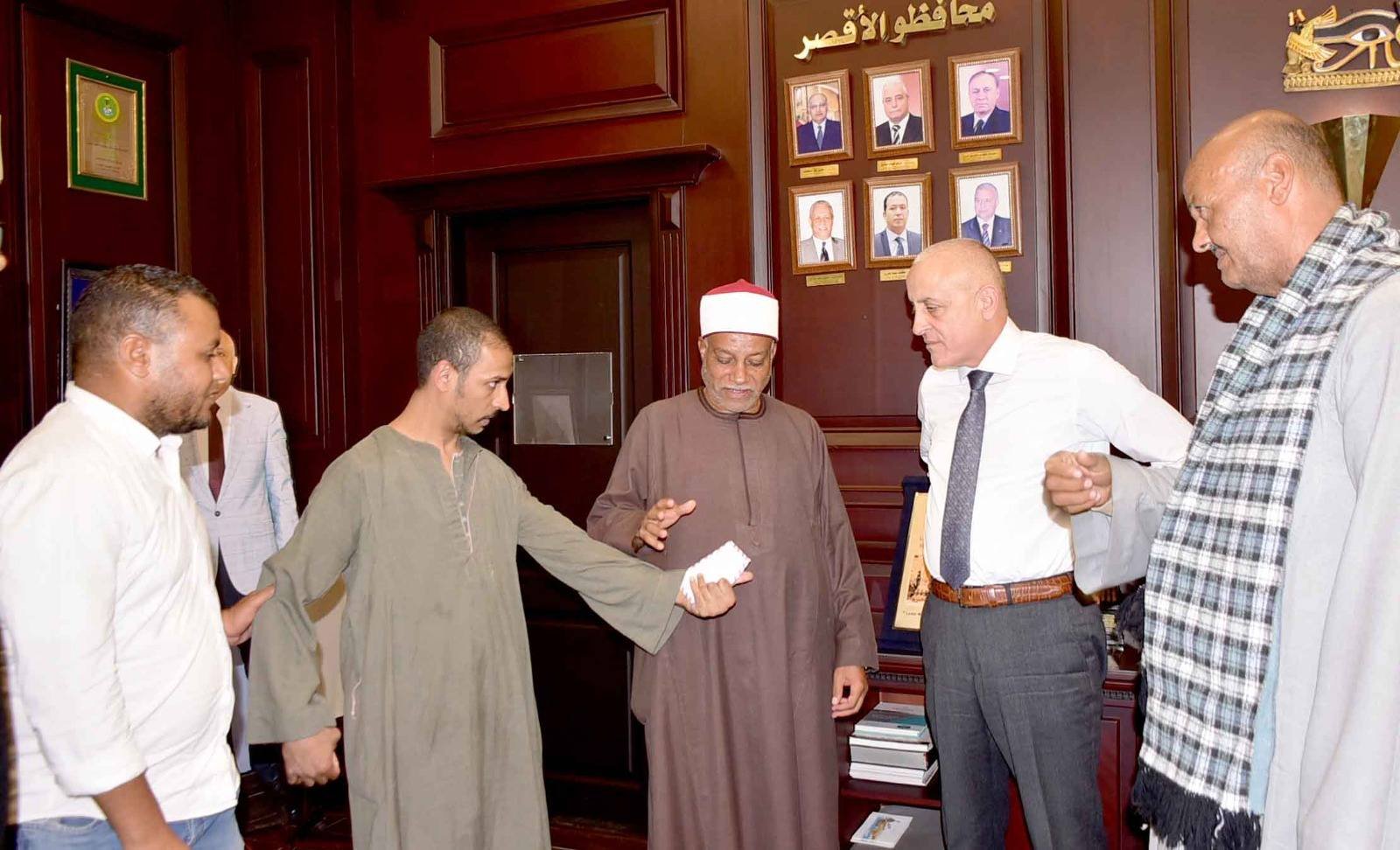 محافظة الأقصر تنفي شائعة منع دخول مرتدي الجلباب إلى الديوان العام