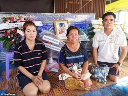 مصرع طالبة تايلاندية بصعقة كهربائية أثناء استخدام سماعات الهاتف