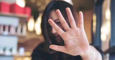 سنة حبس لسائق هتك عرض طالبة أثناء سيرها بالطريق العام في النزهة