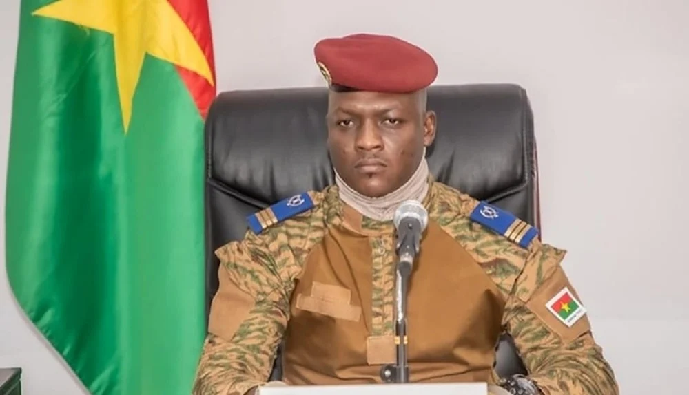 Le gouvernement militaire du Burkina Faso dissout tous les partis politiques