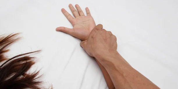 رجل يواجه السجن مدى الحياة بتهمة الاعتداء الجنسي وضرب والدته