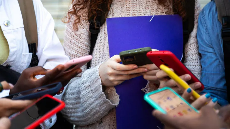 Les Libéraux proposent des classifications par âge pour les réseaux sociaux