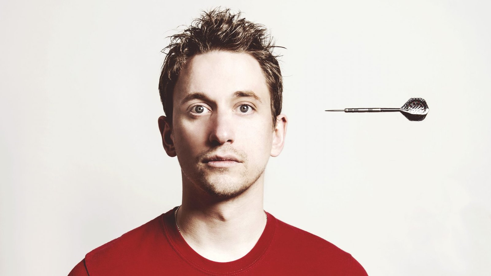 الكوميدي جون روبنز يكشف صراعه مع إدمان الكحول في مذكراته الجديدة