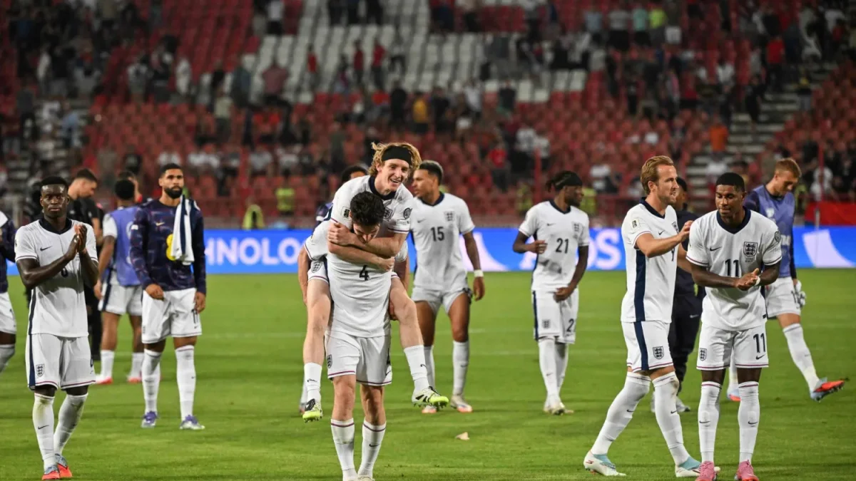 مزاد علني لقمصان كيفن كيغان التاريخية: إرث أسطورة إنجلترا في كأس العالم
