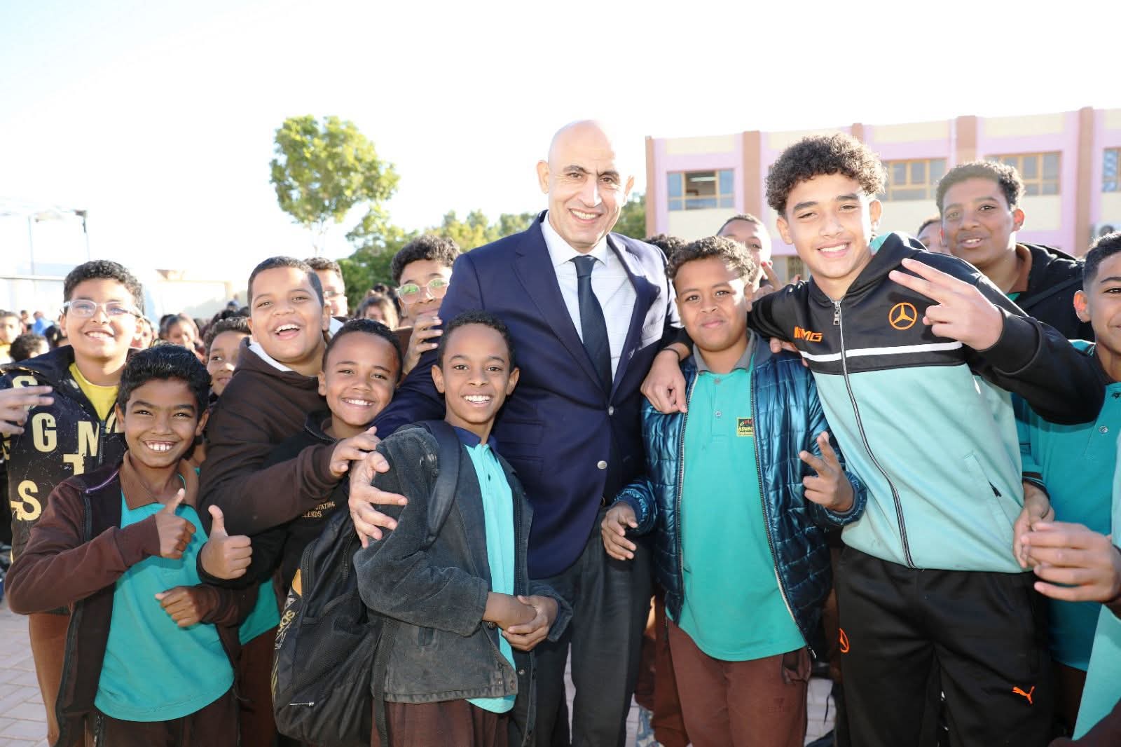 وزير التربية والتعليم يلتقط الصور التذكارية مع طلاب أسوان 