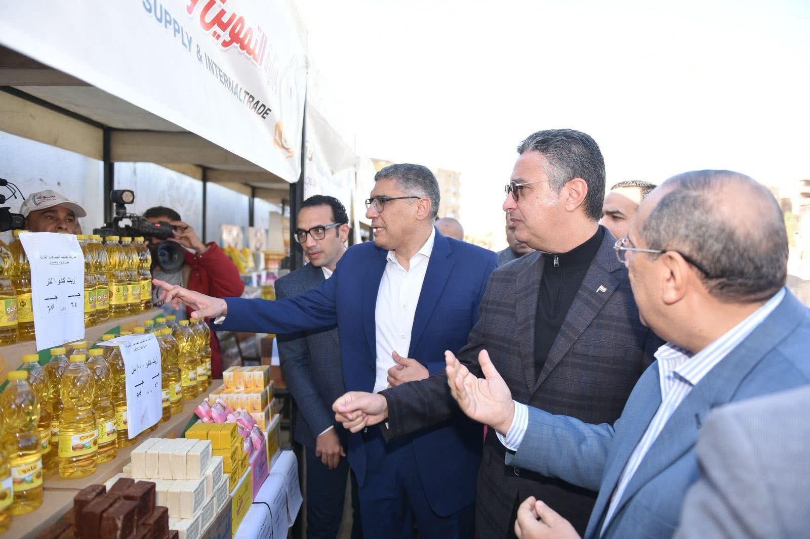وزير التموين ومحافظ الجيزة يفتتحان سوق اليوم الواحد 