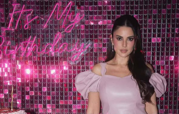 درة تحتفل بعيد ميلادها  وتخطف الأنظار بإطلالة راقية