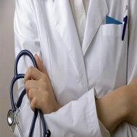 كيف يحمى قانون المسئولية الطبية الأطقم الطبية؟